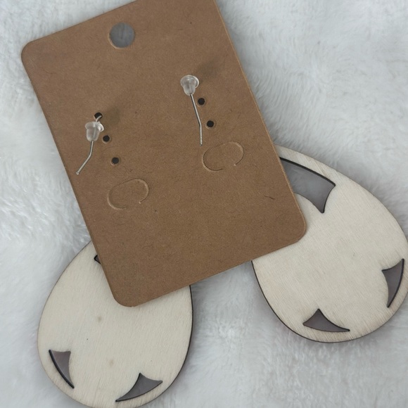 Praise Worthy Earring Bundle - Picture 6 of 8